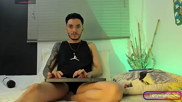 Snapshot of Tylergiuseppe_ chatting on January 17, 2025, 4:49 am Tylergiuseppe online show from January 17, 2025, 4:49 am