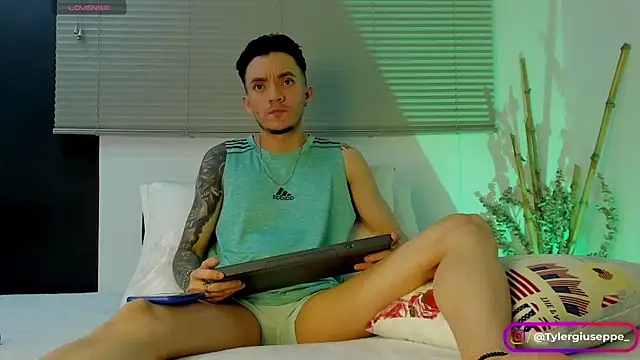 Snapshot of Tylergiuseppe_ chatting on December 13, 2024, 10:34 pm Tylergiuseppe online show from December 13, 2024, 10:34 pm