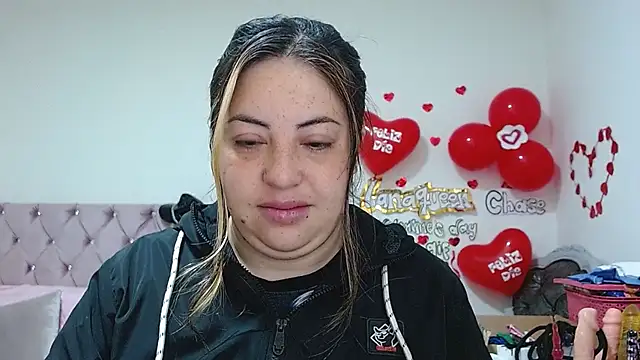 lanaqueen699 online show from February 24, 2025, 12:16 pm