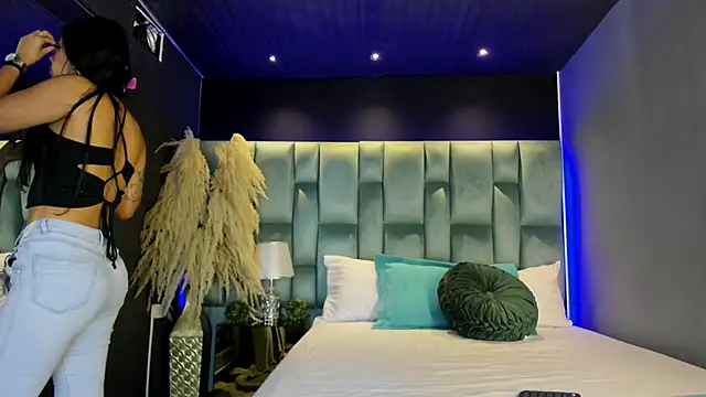 Larabrooks online show from December 2, 2025, 7:04 pm