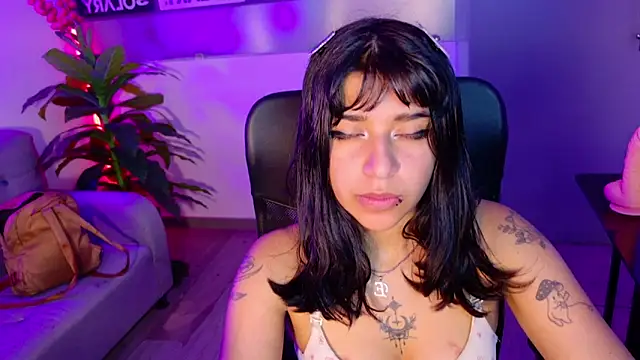 UnderBaby  online show from October 21, 2025, 3:06 am