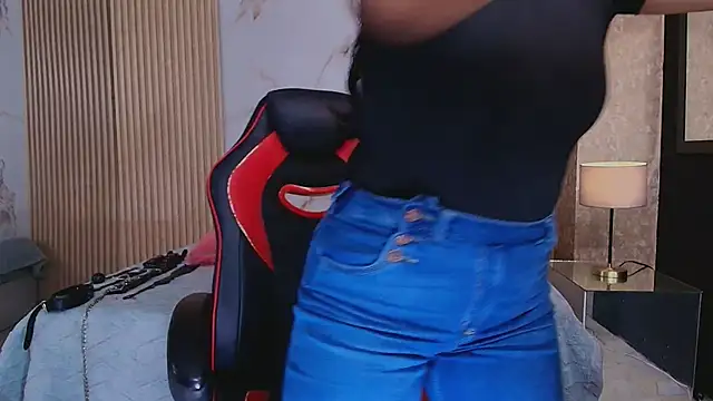 Snapshot of AmorMia chatting on October 17, 2025, 8:21 pm AmorMia online show from October 17, 2025, 8:21 pm