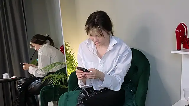 CiriRianonn online show from September 22, 2025, 4:18 am