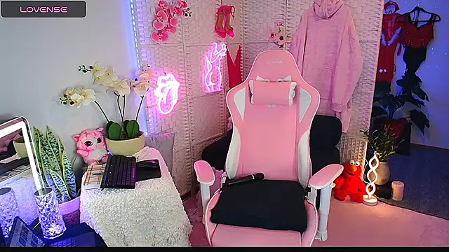 Snapshot of EllieKarrX chatting on March 13, 2025, 10:43 pm EllieKarrX online show from March 13, 2025, 10:43 pm