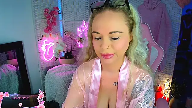 Snapshot of EllieKarrX chatting on January 21, 2025, 9:25 pm EllieKarrX online show from January 21, 2025, 9:25 pm