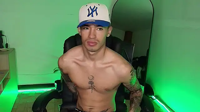 Snapshot of Damon__333 chatting on December 3, 2025, 2:01 am Damon 333 online show from December 3, 2025, 2:01 am