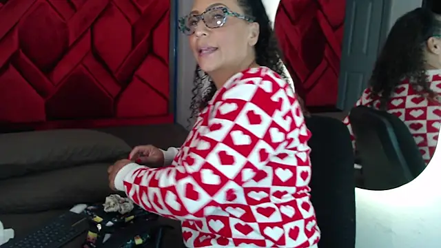 EvaMills1 online show from February 21, 2025, 7:54 pm