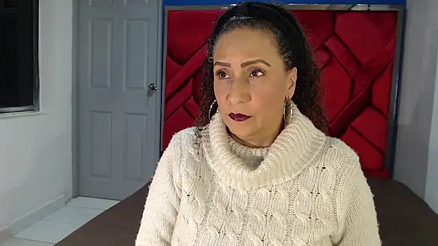 EvaMills1 online show from February 17, 2025, 3:22 pm