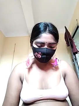 Lina-Rose online show from November 4, 2025, 12:58 am