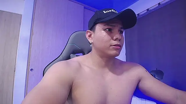 Snapshot of RoyConstance chatting on March 10, 2025, 11:49 pm RoyConstance online show from March 10, 2025, 11:49 pm