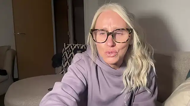 Snapshot of MelodyCollinsUk chatting on March 2, 2025, 5:41 pm MelodyCollinsUk online show from March 2, 2025, 5:41 pm