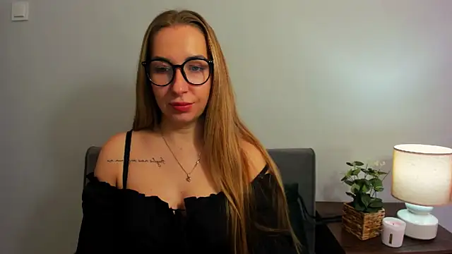 Snapshot of AriaDesire chatting on March 16, 2025, 10:11 am AriaDesire online show from March 16, 2025, 10:11 am