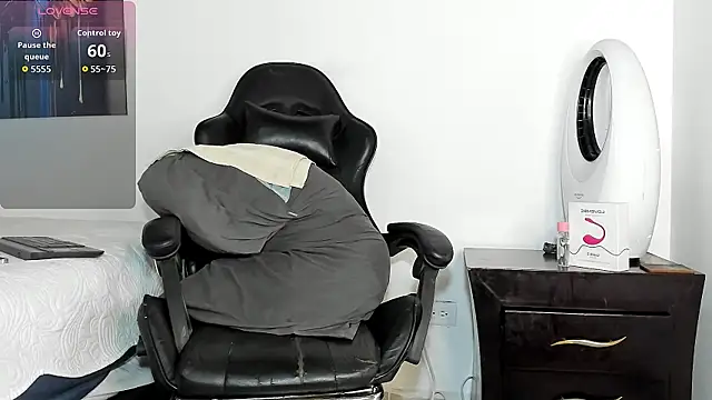 tizziano castillo  online show from March 7, 2026, 6:24 pm