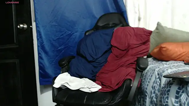 Snapshot of tizziano_castillo_ chatting on February 20, 2025, 1:25 am tizziano castillo online show from February 20, 2025, 1:25 am