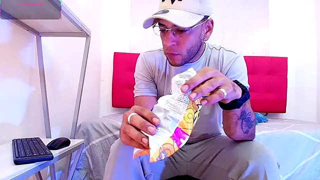 Snapshot of Andrey_u92 chatting on October 31, 2025, 8:05 pm Andrey u92 online show from October 31, 2025, 8:05 pm