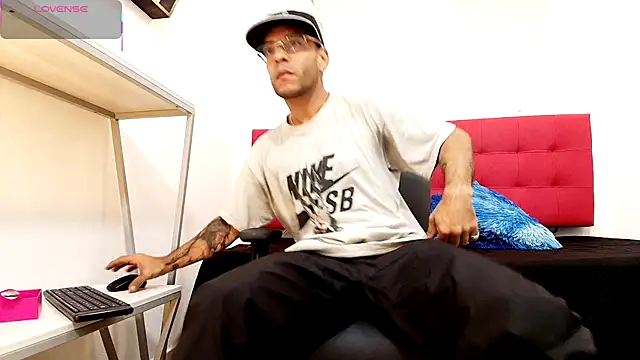 Snapshot of Andrey_u92 chatting on October 24, 2025, 3:16 am Andrey u92 online show from October 24, 2025, 3:16 am