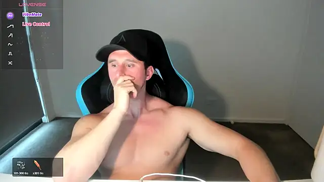 Snapshot of _DownUnderFit_ chatting on November 2, 2025, 10:48 pm DownUnderFit online show from November 2, 2025, 10:48 pm