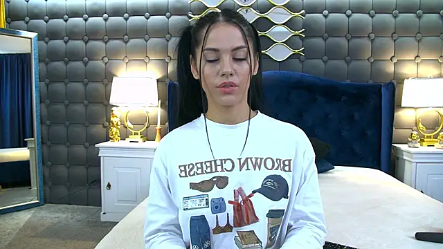 LeyaCass online show from September 23, 2025, 4:30 am