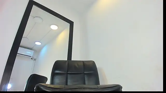 Snapshot of vera_candella chatting on June 24, 2026, 12:37 pm vera candella online show from June 24, 2026, 12:37 pm