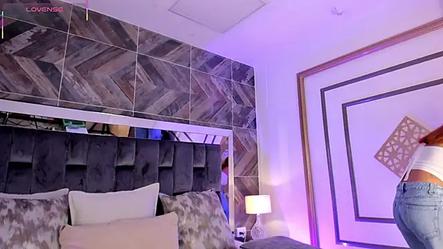 Snapshot of TaniaSmith1 chatting on October 17, 2025, 11:17 pm TaniaSmith1 online show from October 17, 2025, 11:17 pm