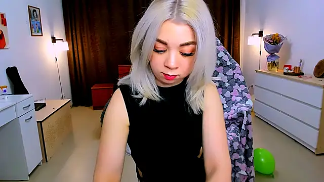 littleSiyfairy online show from February 13, 2025, 4:32 am