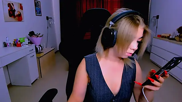 littleSiyfairy online show from September 12, 2025, 8:25 am