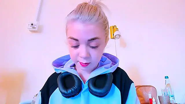 littleSiyfairy online show from February 26, 2025, 12:16 pm