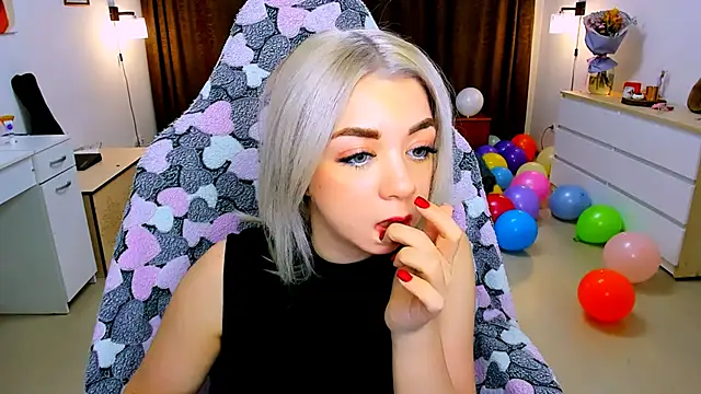 littleSiyfairy online show from February 12, 2025, 2:54 pm