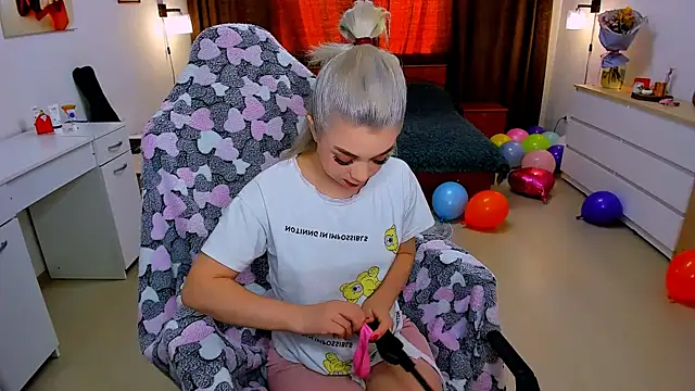 littleSiyfairy online show from February 12, 2025, 7:55 am
