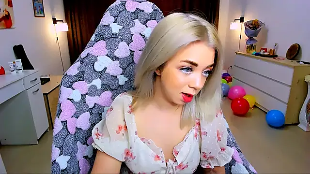 littleSiyfairy online show from February 13, 2025, 7:35 am