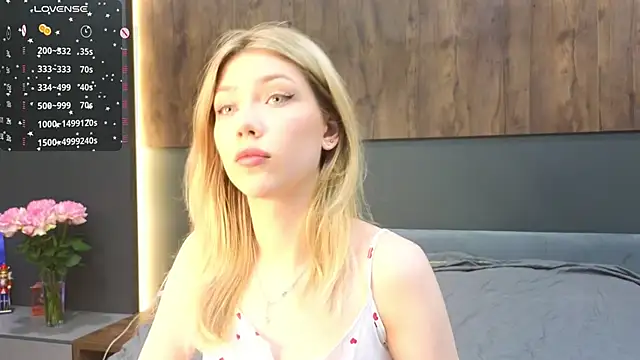 Snapshot of Rainaslater chatting on February 19, 2025, 7:37 pm Rainaslater online show from February 19, 2025, 7:37 pm