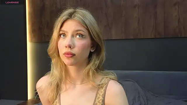 Snapshot of Rainaslater chatting on February 8, 2025, 10:19 pm Rainaslater online show from February 8, 2025, 10:19 pm