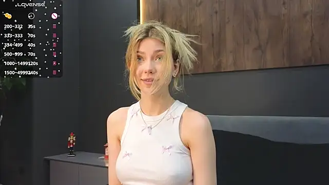 Snapshot of Rainaslater chatting on December 15, 2024, 7:53 pm Rainaslater online show from December 15, 2024, 7:53 pm