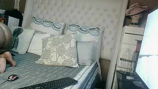 Snapshot of Carocurvy chatting on October 4, 2025, 6:20 pm Carocurvy online show from October 4, 2025, 6:20 pm