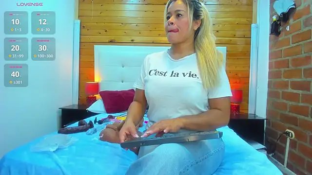 Snapshot of Dulcex69 chatting on September 19, 2025, 1:37 pm Dulcex69 online show from September 19, 2025, 1:37 pm