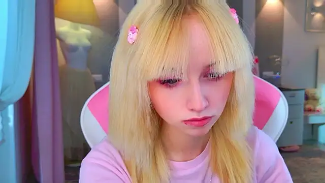 Snapshot of b4by_LoL1 chatting on February 8, 2026, 10:24 am b4by LoL1 online show from February 8, 2026, 10:24 am