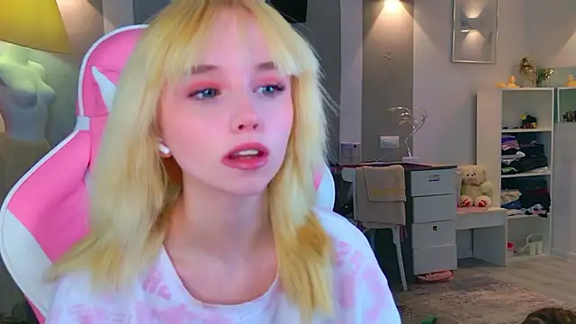 Snapshot of b4by_LoL1 chatting on February 4, 2026, 7:25 am b4by LoL1 online show from February 4, 2026, 7:25 am