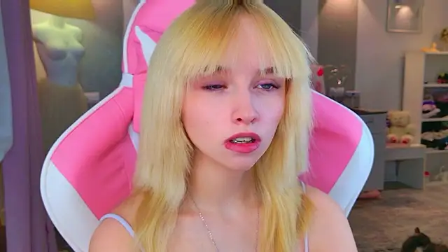 Snapshot of b4by_LoL1 chatting on February 9, 2026, 1:20 pm b4by LoL1 online show from February 9, 2026, 1:20 pm