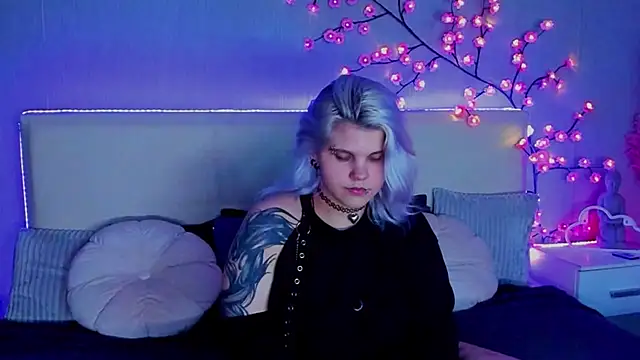 Snapshot of JoannLowe chatting on September 24, 2025, 7:20 pm JoannLowe online show from September 24, 2025, 7:20 pm