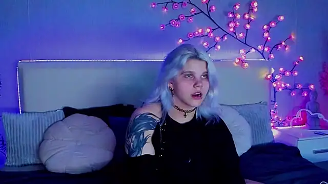 Snapshot of JoannLowe chatting on September 16, 2025, 7:15 pm JoannLowe online show from September 16, 2025, 7:15 pm