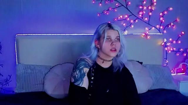 Snapshot of JoannLowe chatting on September 21, 2025, 7:08 pm JoannLowe online show from September 21, 2025, 7:08 pm