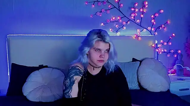 Snapshot of JoannLowe chatting on September 30, 2025, 8:15 pm JoannLowe online show from September 30, 2025, 8:15 pm