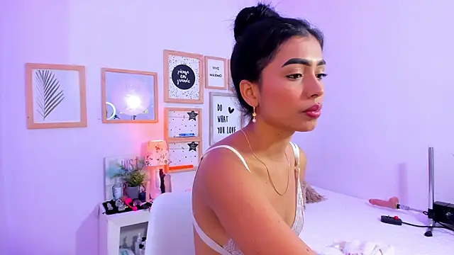 TianaReedd online show from February 3, 2025, 1:19 pm