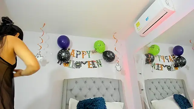 Snapshot of TianaReedd chatting on October 28, 2025, 12:48 pm TianaReedd online show from October 28, 2025, 12:48 pm