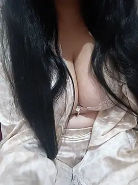 Snapshot of Liyan- chatting on October 31, 2025, 8:38 pm Liyan- online show from October 31, 2025, 8:38 pm