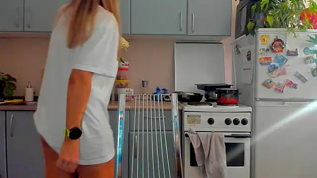 Snapshot of foxy_blond chatting on October 18, 2025, 12:12 am foxy blond online show from October 18, 2025, 12:12 am