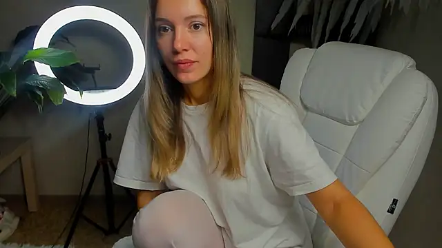 Snapshot of foxy_blond chatting on October 22, 2025, 11:25 pm foxy blond online show from October 22, 2025, 11:25 pm