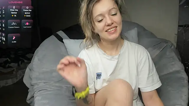 Snapshot of foxy_blond chatting on March 5, 2025, 3:29 am foxy blond online show from March 5, 2025, 3:29 am