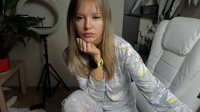 Snapshot of foxy_blond chatting on September 18, 2025, 12:13 am foxy blond online show from September 18, 2025, 12:13 am