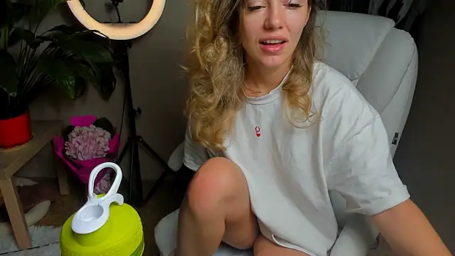 Snapshot of foxy_blond chatting on October 6, 2025, 12:23 am foxy blond online show from October 6, 2025, 12:23 am